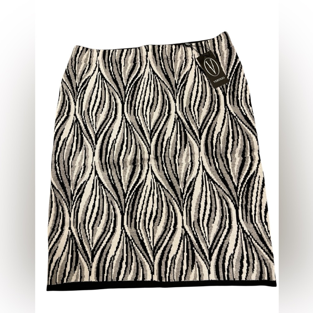 KNIT PRINT B/W SKIRT. NWT
